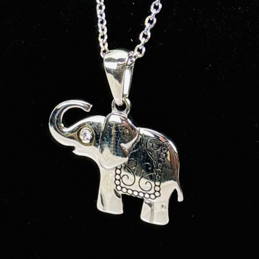 Gorgeous, dainty Silvertone necklace with etched elephant pendant
